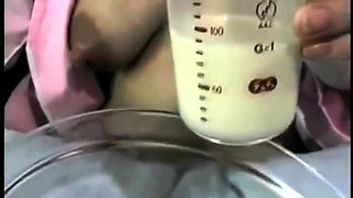 Big breasted amateur lady milks her nipples and fills a bowl