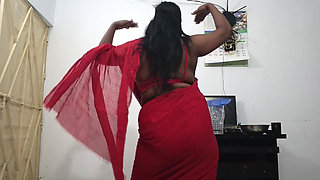 Young Beauty Shows off Hot Dance Moves