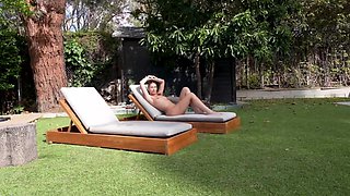 A sex-starved stepsister enjoys her outside bangs with her stepbro