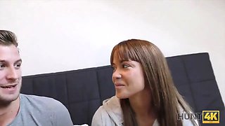 Hunt4k. uber-sexy schönheit mit kniestrümpfen unter meiner kontrolle