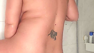 Maisie Lewis Fucks Herself in Shower