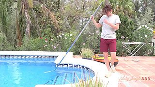 Sultry Spanish MILF Linda Del Sol Seduces the Pool Boy