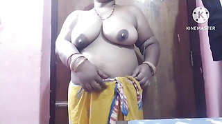 Desi aunty showing her big boobs to her boyfriend with hindi audio sex talk