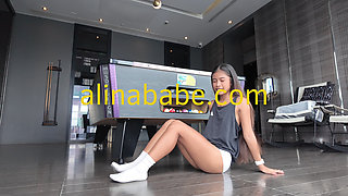 Thick Cute Babe Twerking So Hot While Being Horny