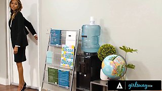 Girlsway - naive schoolgirl uses milf tutor kylie le beau's vibrator controller sans noticing