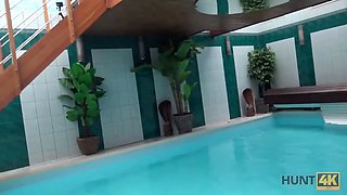 Hunt4k. aventuras sexuales en una piscina privada
