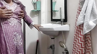 Sasur ne bathroom me muze jabar dasti pakad ke pel diya
