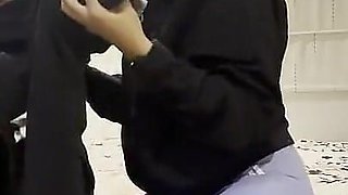 Dos Chicas Llegan Del Gym Sudorosas, Se Quitan La Ropa Y Huelen Todo Su Cuerpo Hasta Tener Un Orgasmo