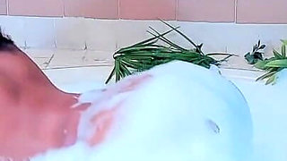 Foam Butt Shake