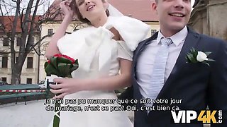 Vip4k. beauté en bathrobe de mariée suce une bite d'étrangers et se fait baiser