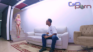 The Naughty Girl Always Wanted to Give It to the Cocky Guy, with No One at Home, She Sat on the Giant Cock