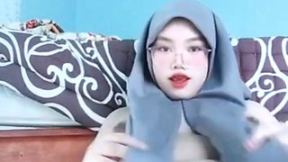 Masturbation of a Horny Jilbab Girl Causes Fluid to Come Out of Her Vagina Until It Is Wet