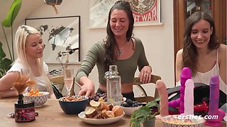 Doppelte Dildo Penetration Im Lebischen Gruppensex