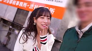 小顔スレンダー美女はフェラで男のチンポを硬くして、激しいクリ責めで濡れる