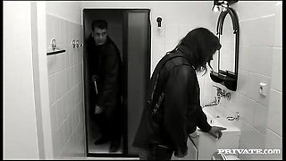 Diana Gives a Quick Blowjob and Receives a Facial Cumshot for It - Private Porn Sex Videos