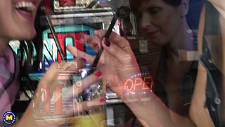Beautiful Teen Lesbian And 2 Older Lesbians Licking Eachtoher - MatureNL