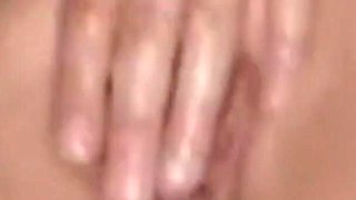 MILF Siendo Masturbada Y Abriendo Su Rico Chocho Con Juguete De 25cm En Primer Plano
