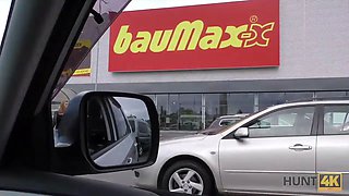 Hunt4k. guy penetrates handsome chick in his car while cuckold is around
