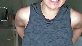 Amateur Latina Milf Masturbates on Cam