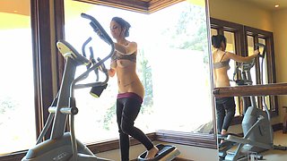 Natural tits and ass in a hot solo gym session