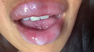 A Loooot of Lipgloss When I Kiss