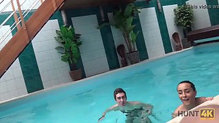 Hunt4k. aventures sexuelles dans une piscine privée