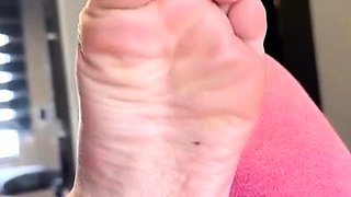 Amateur Foot Fetish Girlfriend Sucks and gives a Footjob