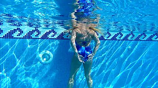 Mit Neuem Badeanzug Im Pool