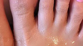 Close up amateur beauty uses her toy to masturbates