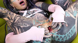 Tattooed beauty Anuskatzz has her ass gaped