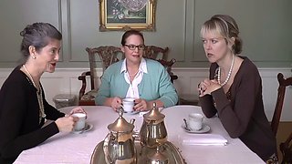Urine fetish babe masturbates in her pee