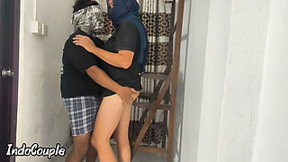 Gadis muslim berhijab aku mergokinya di kamar hotelku. Cewek sange ini lagi asik muasin memek bejatnya