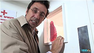 Stunning Blonde Girl Sharing A Dick With Her Friend In The Gym