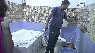 Lalit mistri nal thik krne aaya tha, akeli bhabhi ko pel diya