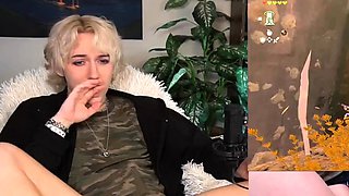 Hot amateur blonde pregnant toying her pussy solo