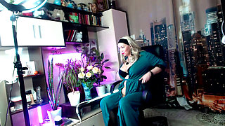 Hot fuck-session of a mature psychologist chick, who realized in time that it was more profitable to be a whore! )))