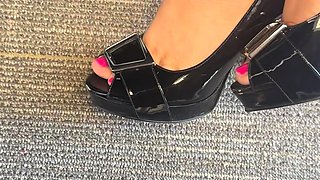 Amateur Foot Fetish Girlfriend Sucks and gives a Footjob