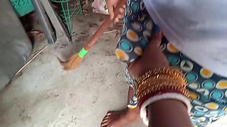 Jhadu Nikal Rhi Bengali Bhabhi Ko Chat Par Room Me Jabardasti Choda