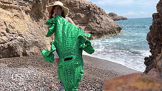 Relaxing Sound of Waves with Crocodile Bouncing and Inflating