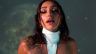 Sisi Rose in lingerie showing big ass