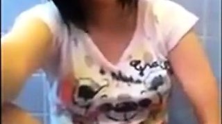 Amateur Asian Girl in Glasses Masturbating