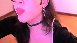Amateur preggo hoe toys her pussy close up in fetish solo