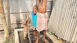 Indian desi housewife ke sath nahate samay Masti ki