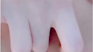 Skinny Asian Girl Fuck Herself At Home 用手让自己高潮喷水