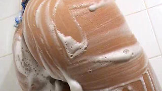 Lisa Nuta in the Shower