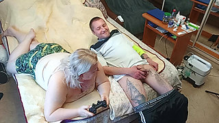 the game of the console ended with a blowjob from the stepmom with swallowing sperm