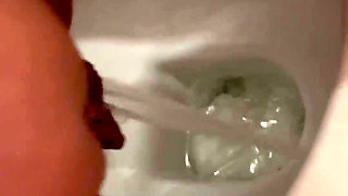 Miaxxx Pee at Hotel Toilette
