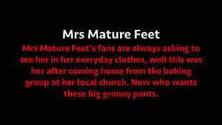 Mrs Mature Feet and her Big Granny Pants 423