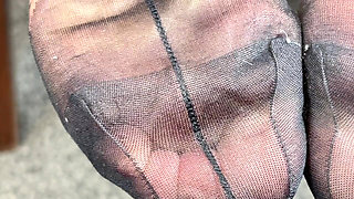 Vgq23 Aunty Sandra Putting on Her Classic Seamed Stockings