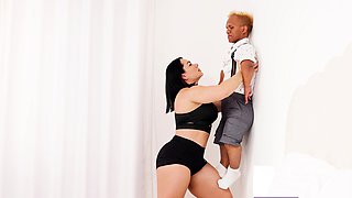 Bodybuilder babysitter dominates her perverted dwarf